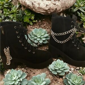 SHEIN boots NEVER weared because I got wrong size and its small to me Size 10.5